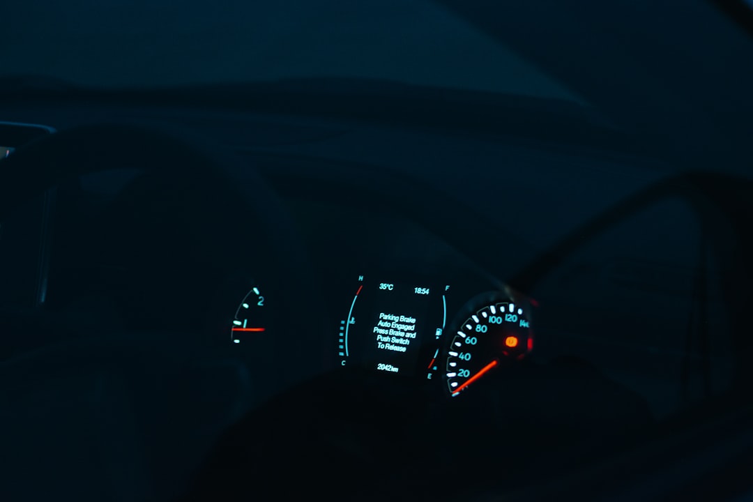 O Impacto da Estética Neon no Design Contemporâneo